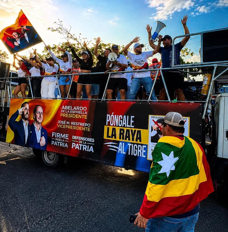 Camión de la campaña de Abelardo de la Espriella con simpatizantes y la frase Póngale la raya al tigre