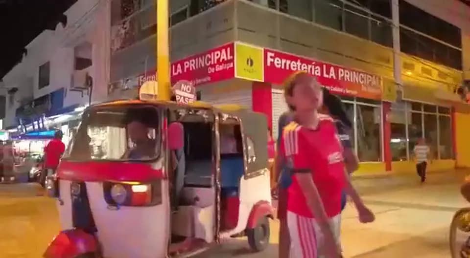 Equipo de Movimark en una calle de barrio durante una activación