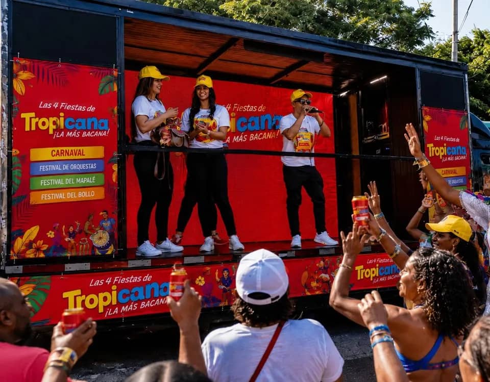 Animadores en la tarima de MoviTV durante el Carnaval, con el público celebrando