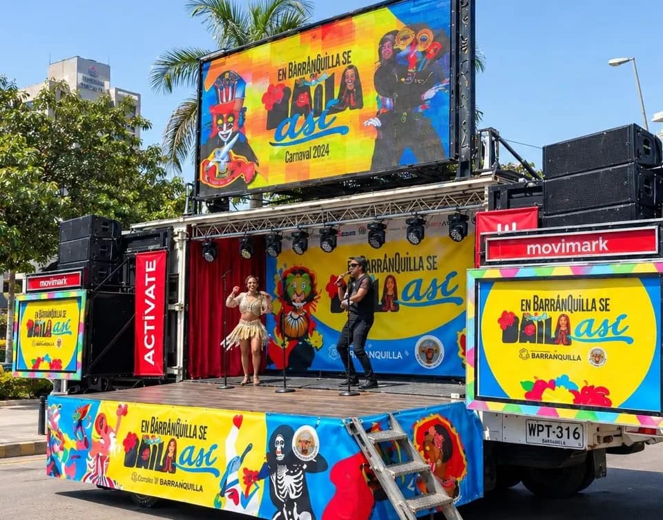 Movi Escenario de Movimark con pantalla LED y artistas en tarima